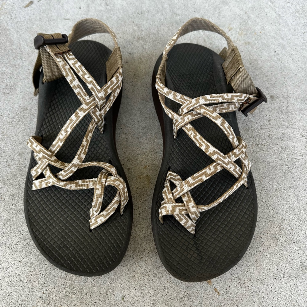 Chaco Women’s size 7 Cloud Dual Strap Sandal Tan and White